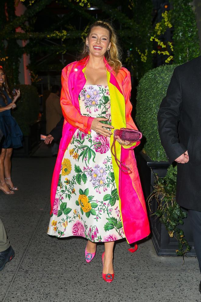 Blake Lively con vestido de flores y abrigo flúor