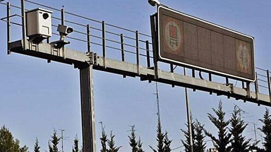 Un radar fijo en una carretera de Málaga.