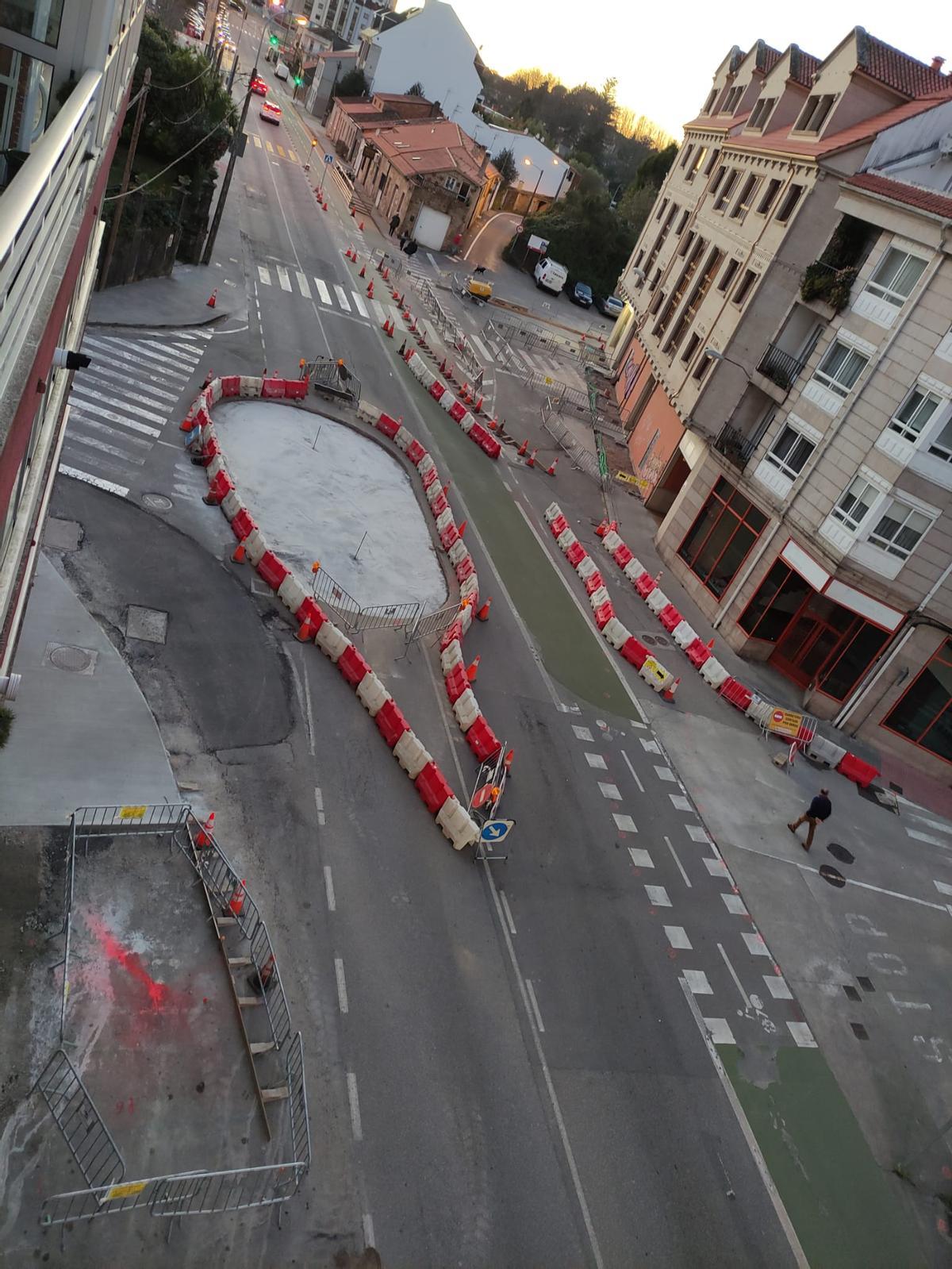 La rotonda en construcción desde la que se accede a Vista Alegre, a la derecha.