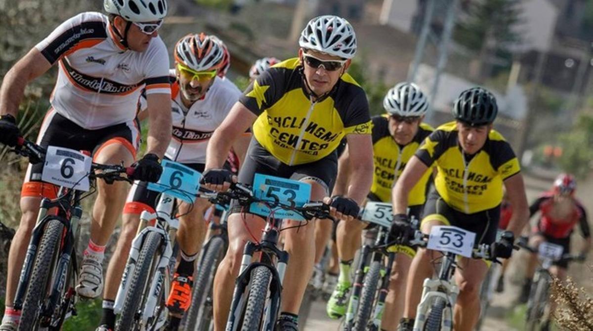 Joan Llaneras, al centre, durant una carrera de bicicleta de muntanya, a Mallorca. Joan Llaneras, al centre, durant una carrera de bicicleta de muntanya, a Mallorca.