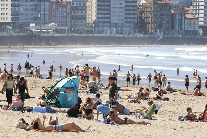 Las altas temperaturas ya llenan las playas de Gijón (en imágenes)