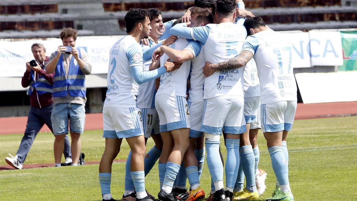 Los jugadores del Compostela en la celebración de un gol la temporada pasada