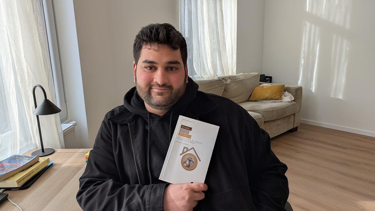 Gonzalo Sánchez posa con su libro Hogar dulce negocio.