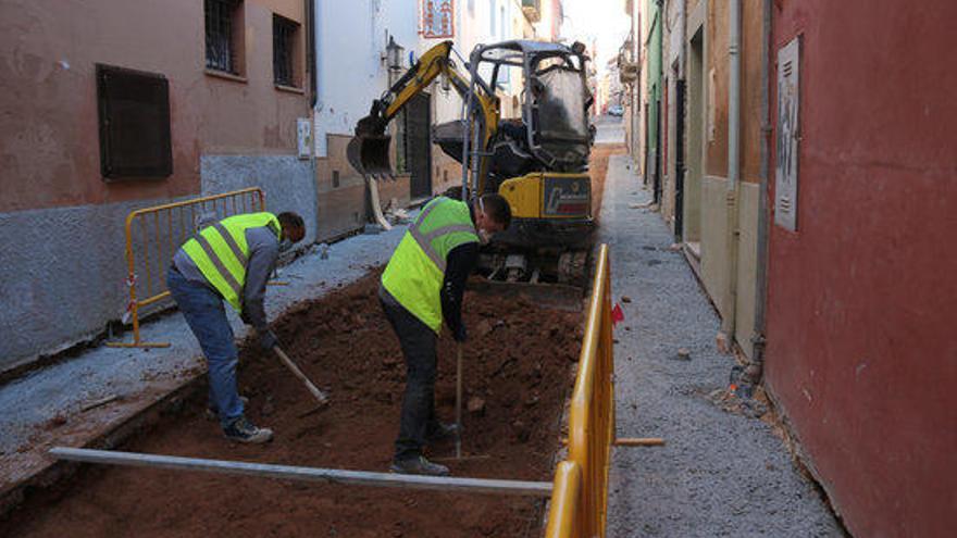 Unes obres en un cèntric carrer de Palafrugell amb els operaris treballant en dies de confinament