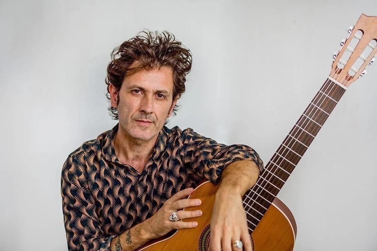 El cantautor, músico y compositor argentino es conocido por canciones como "Antes que ver el sol", "Nada fue un error" o "Color Esperanza"