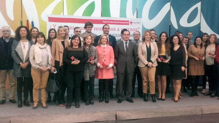 Foto de familia de los representantes de las empresas reconocidas por Cruz Roja.