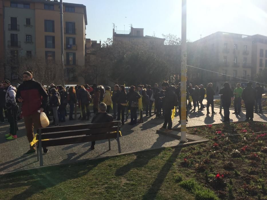 L'ANC reparteix cintes grogues a Plaça Catalunya