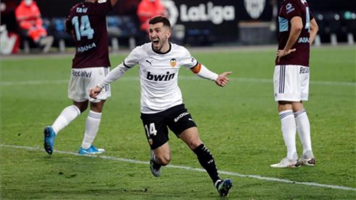 Gayà celebrando el gol de Manu Vallejo