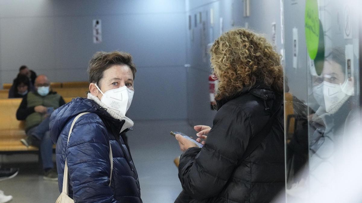 Una mujer en un centro de atención primaria (CAP) de Barcelona el viernes pasado, cuando Salut decretó el uso obligatorio de mascarillas en los centros sanitarios.