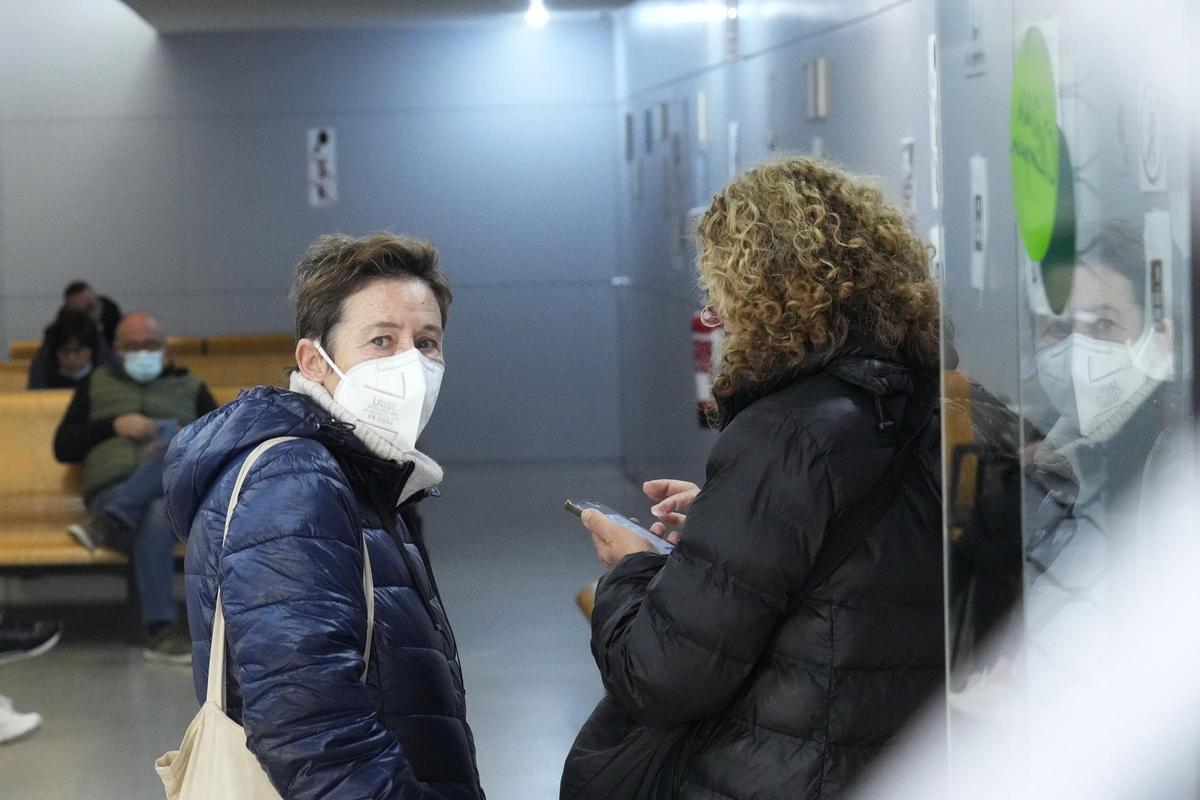 Una mujer en un centro de atención primaria (CAP) de Barcelona el viernes pasado, cuando Salut decretó el uso obligatorio de mascarillas en los centros sanitarios.