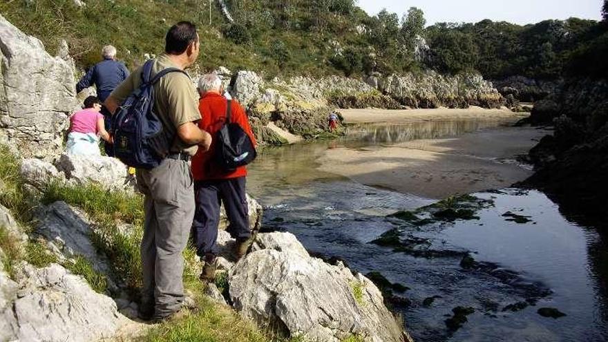 La desembocadura del río Guadamía o Aguadamía, que marca el límite entre Ribadesella y Llanes.