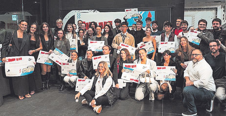 Los alumnos participantes en el concurso de Proa y la Escuela de Diseño.