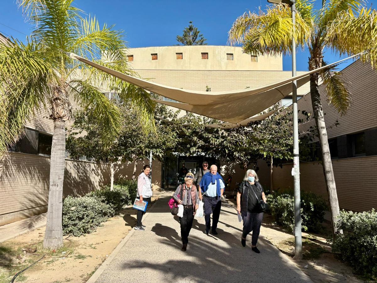 Pacientes a las puertas del centro de salud Cabo Huertas
