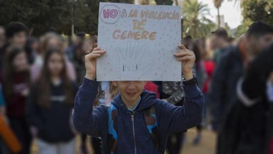 Centenares de estudiantes quisieron visibilizar ayer su concienciación ante la violencia de género.