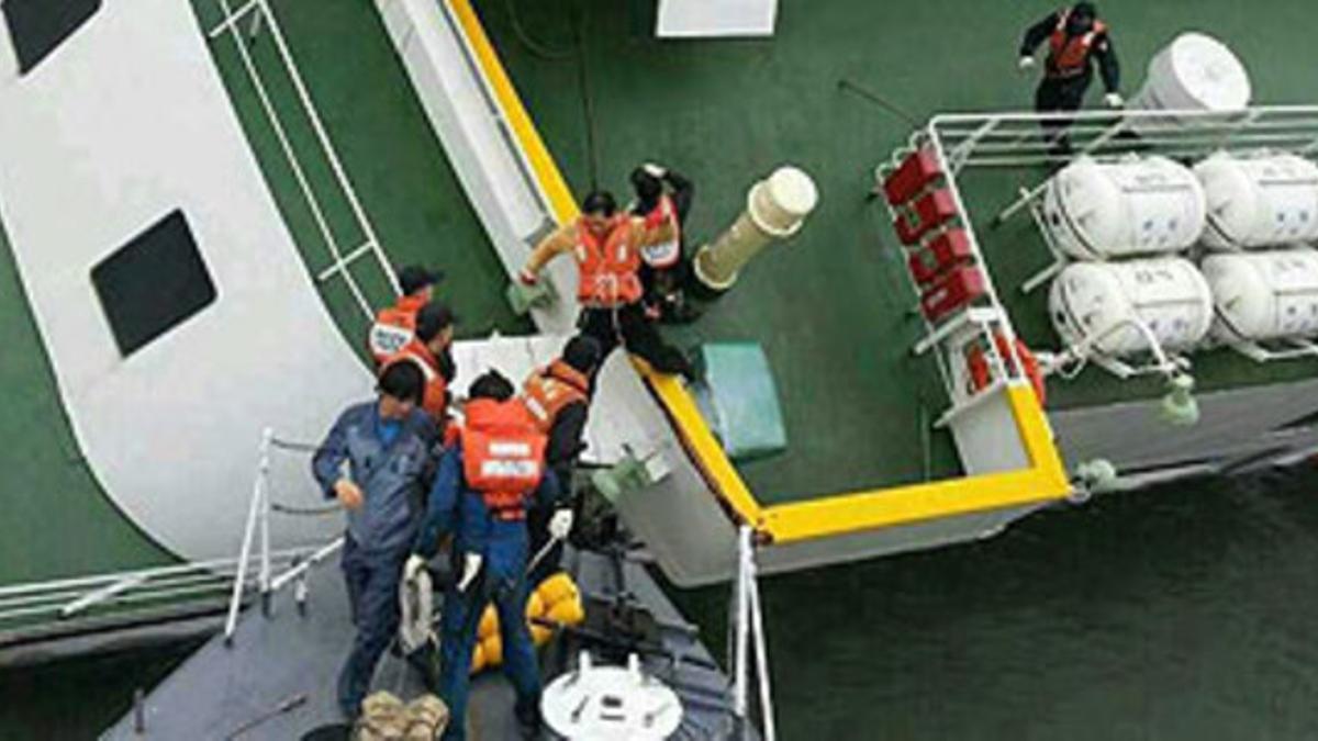 El capitán del 'Sewol' (tercero por la derecha), en el momento de abandonar el barco.