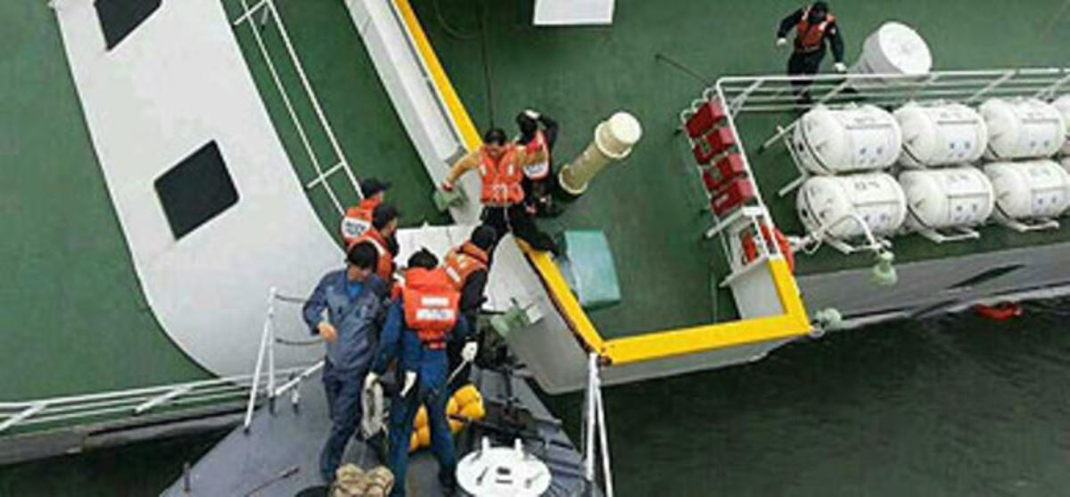 El capità del ’Sewol’ (tercer per la dreta), en el moment d’abandonar el vaixell.