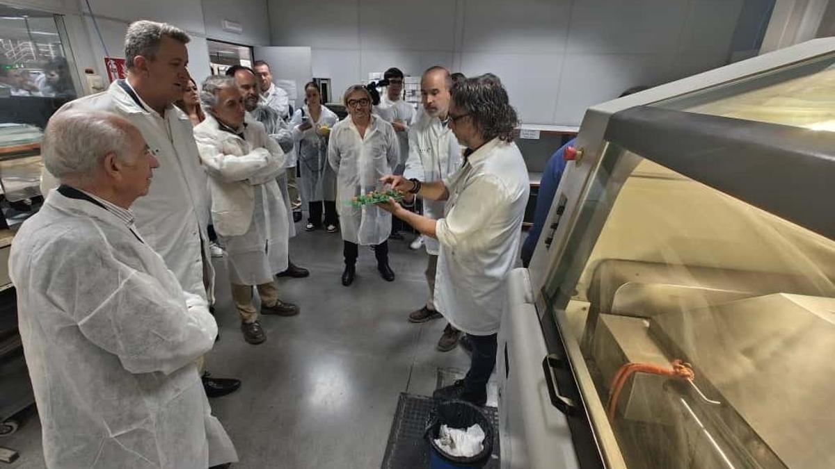 El conseller Martínez Mus y otros responsables de Medio Ambiente, en Inelcom.