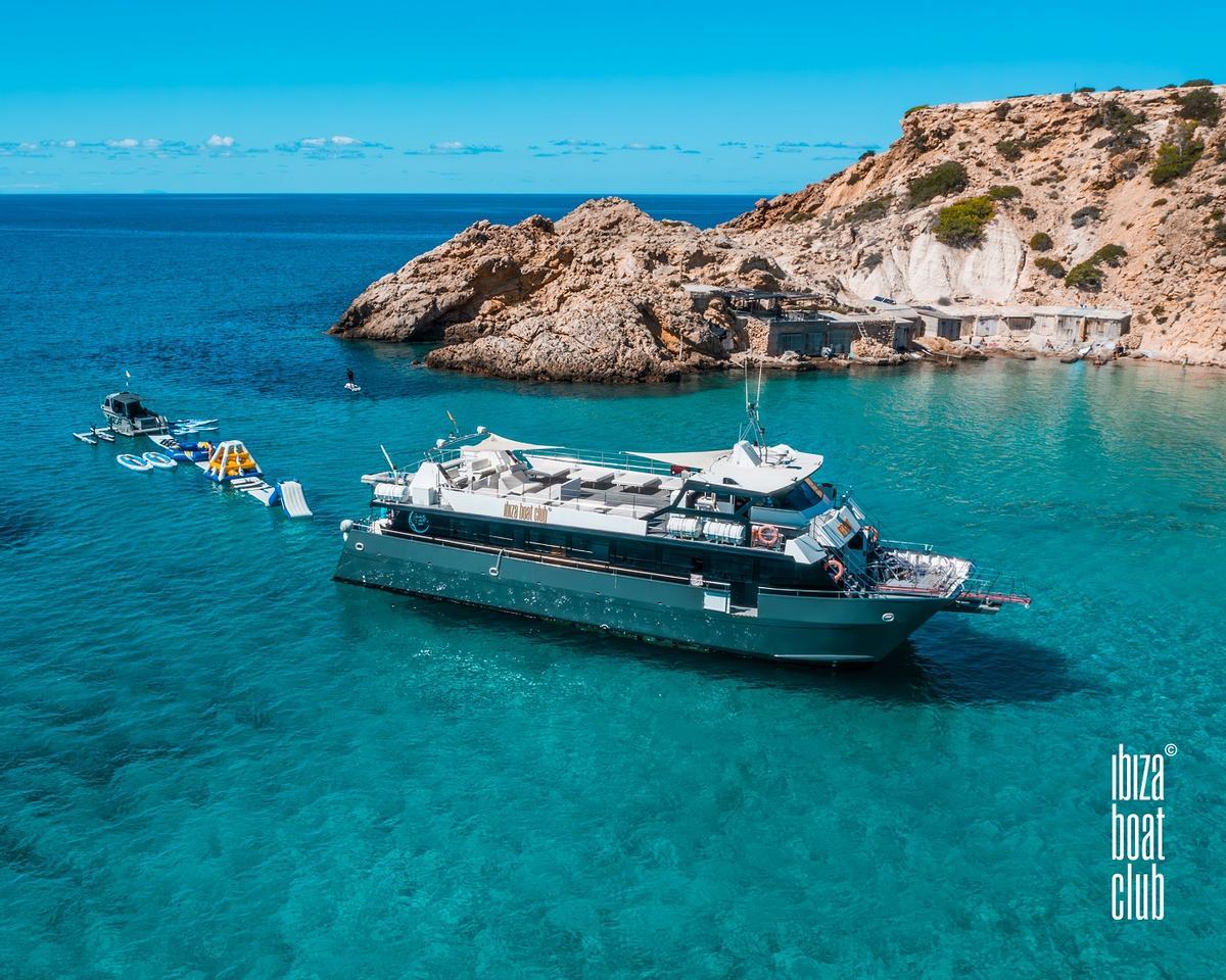 Ibiza Boat Club organiza excursiones y eventos exclusivos en alta mar entre Ibiza y Formentera.