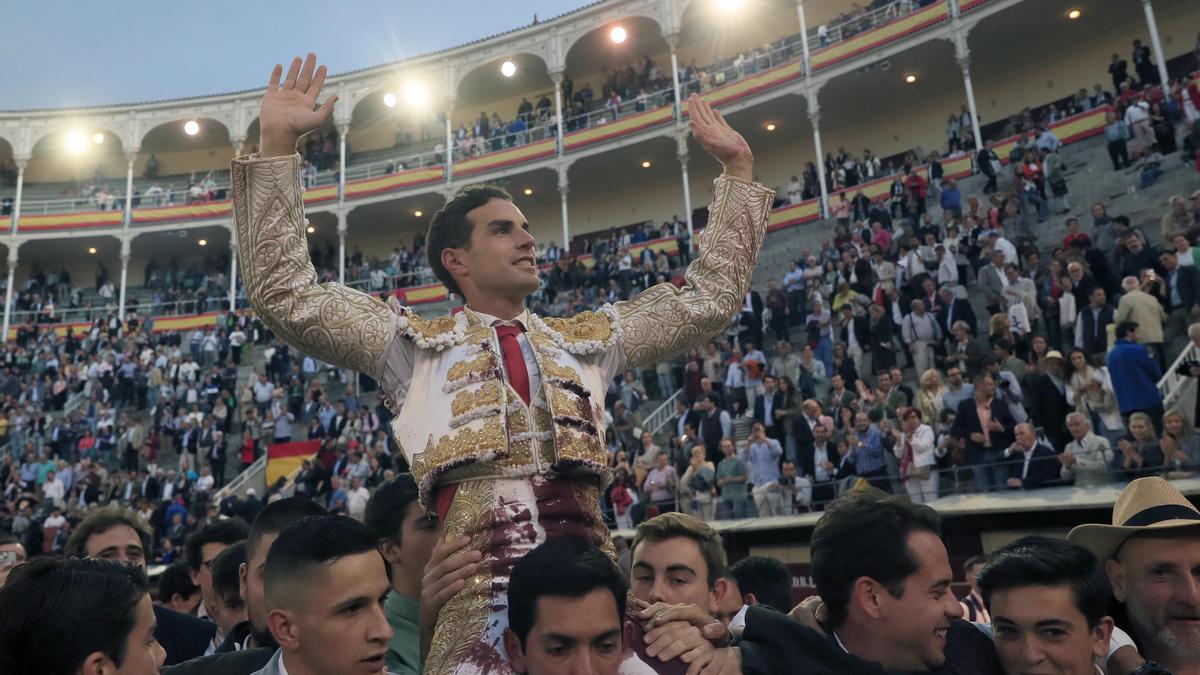 El diestro Fernando Adrián sale a hombros a la finalización de la corrida celebrada este miércoles en la plaza de toros de Las Ventas, en Madrid.