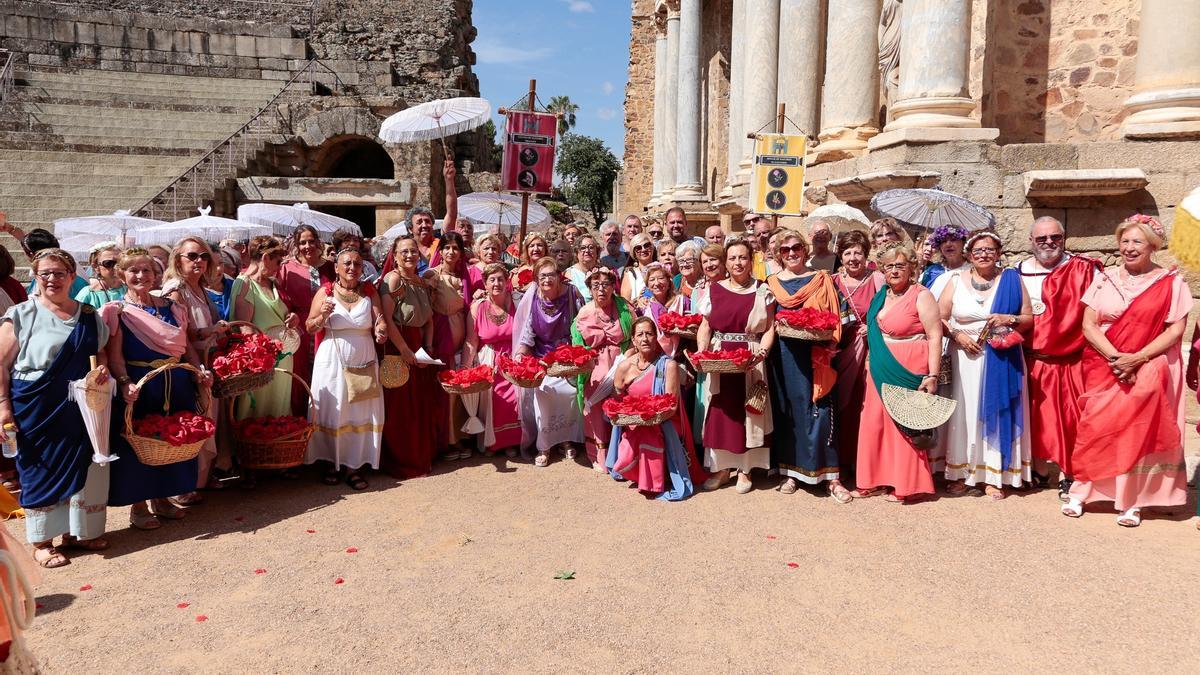 Participantes en la Rosaliae, una ceremonia de homenaje a las personas mayores.