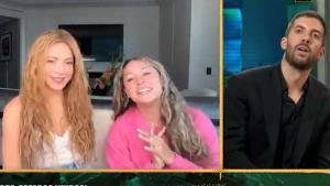 Shakira, su asistente y Broncano, en La revuelta