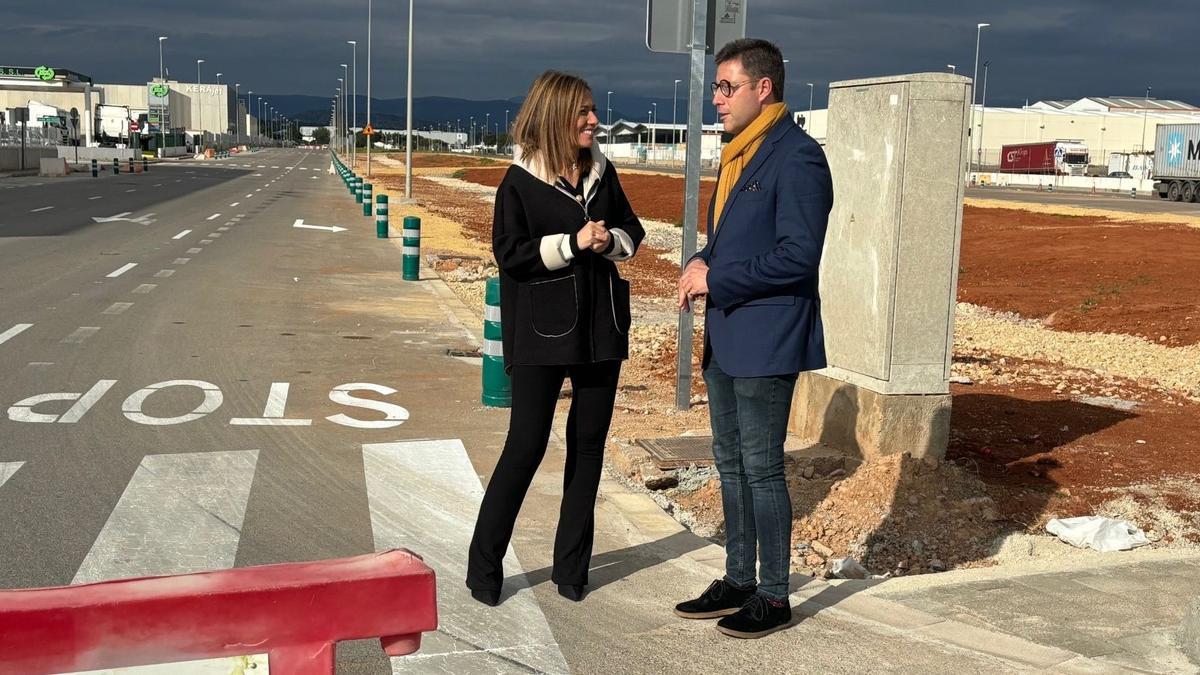 María Tormo y Vicente Martínez Galí en el polígono industrial SUPOI 8.