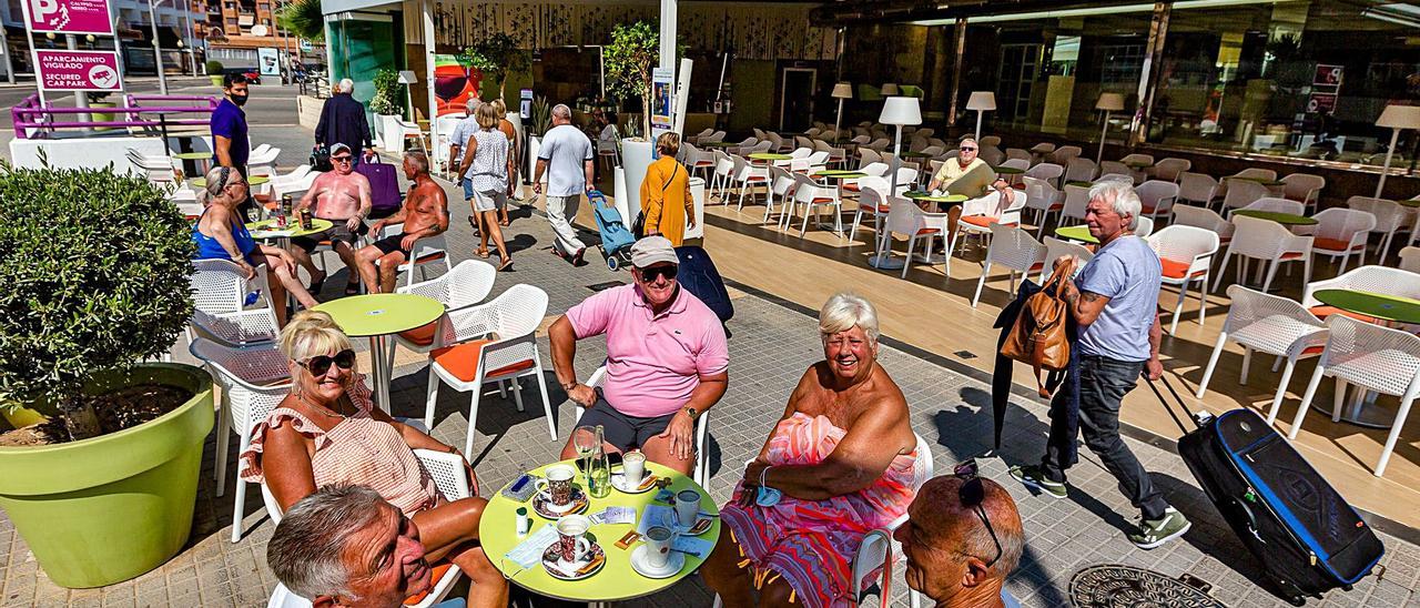 Turistas británicos disfrutan del sol en la terraza de uno de los hoteles que ha reabierto en Benidorm de cara al otoño. | DAVID REVENGA