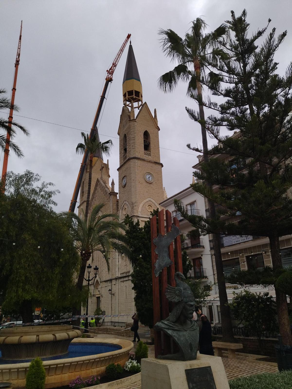 Momento en el que se deposita uno de los impresionantes pináculos sobre la torre