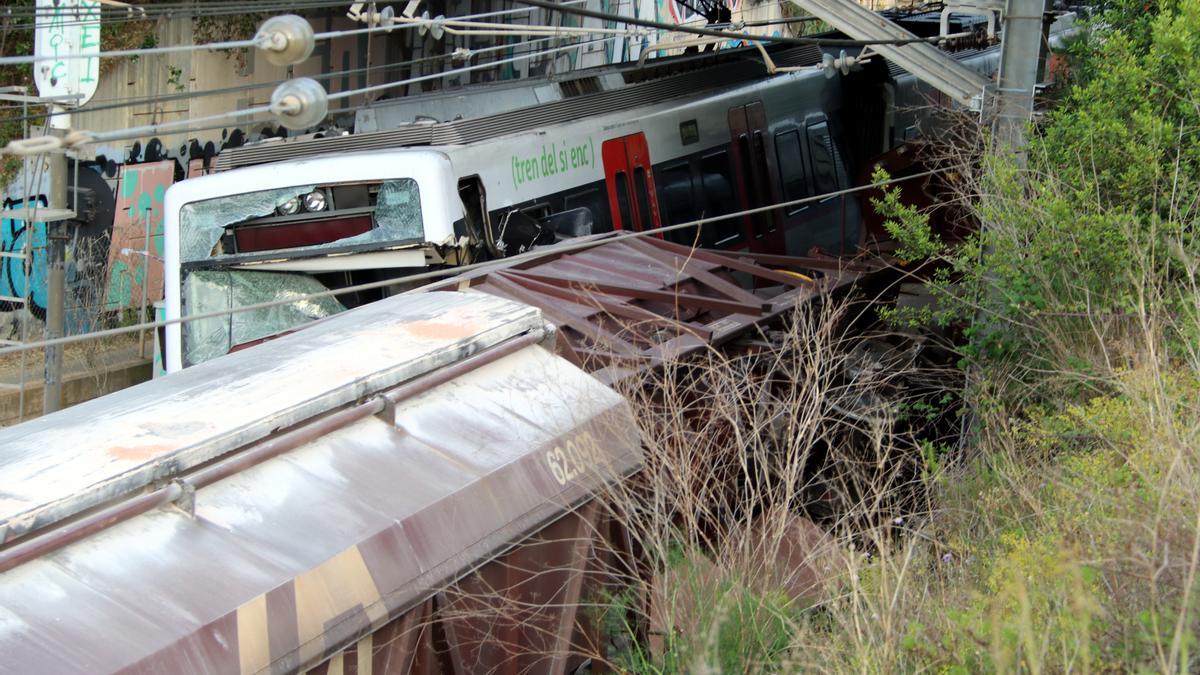 Un vagó d&#039;un tren de mercaderies encastat amb la cabina d&#039;un tren de passatgers a l&#039;entrada de l&#039;estació de Sant Boi de Llobregat