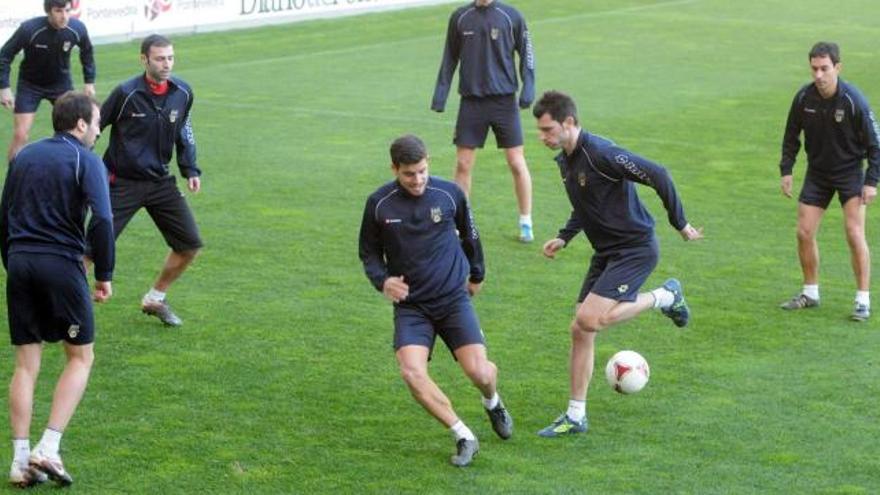 Adrián Gómez pugna por un balón con David Pérez en un entrenamiento en Pasarón. // Gustavo Santos