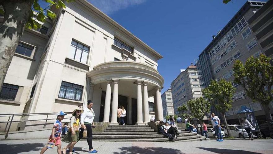 Fachada del Centro Universitario de Riazor (CUR).