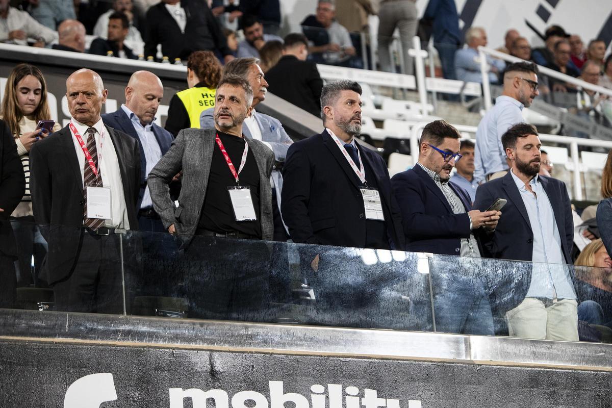 Christian Bragarnik, en el centro de la imagen, en el palco del estadio Cartagonova.