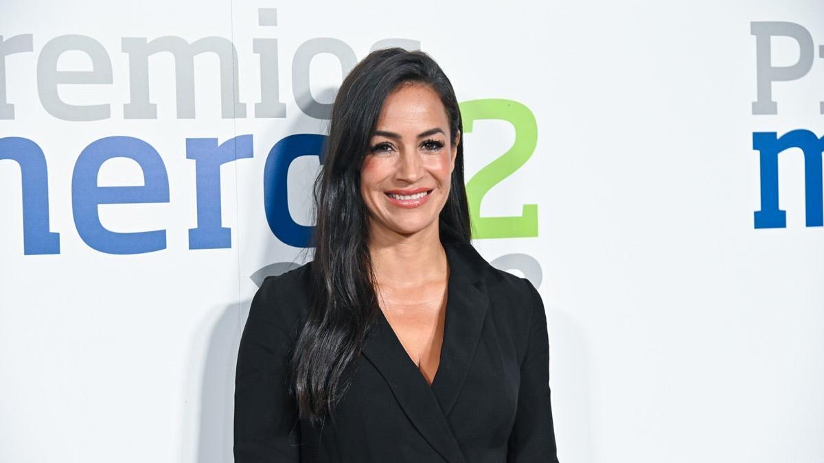 Begoña Villacís, con vestido blazer negro en los Premios Merca2