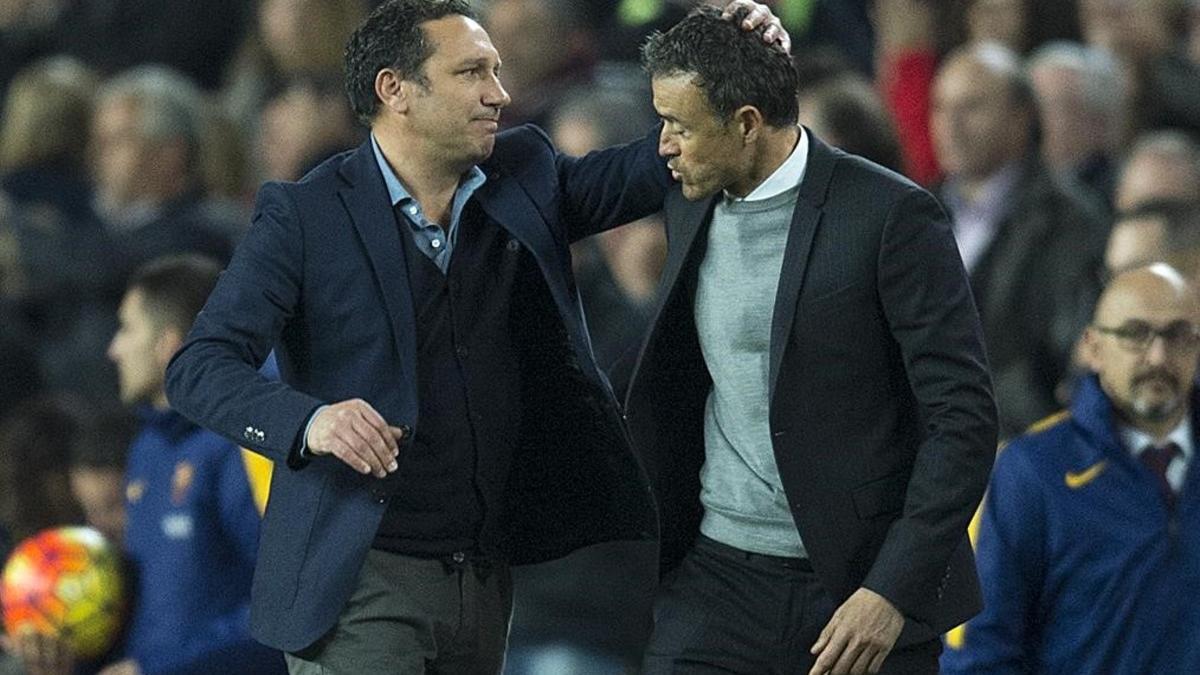 Eusebio y Luis Enrique se saludan tras el Barça-Real Sociedad de esta temporada en el Camp Nou.