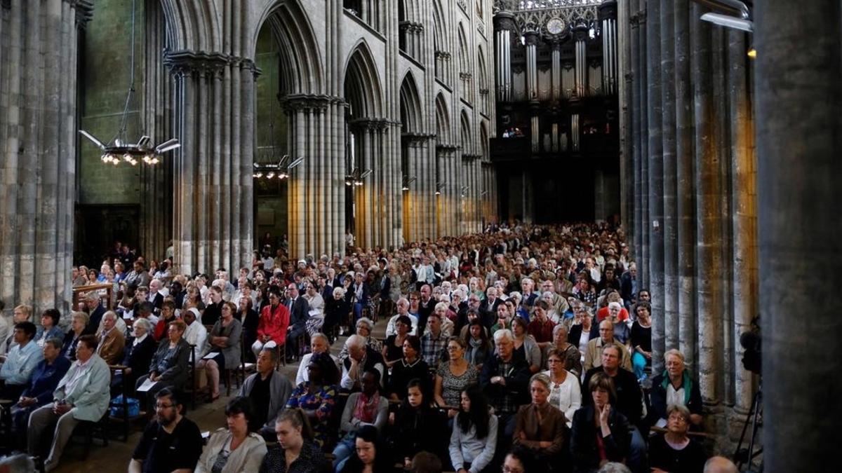 Panorámica del interior de la catedral de Rouen, durante la misa en memoria del sacerdote Jacques Hamel, este domingo.