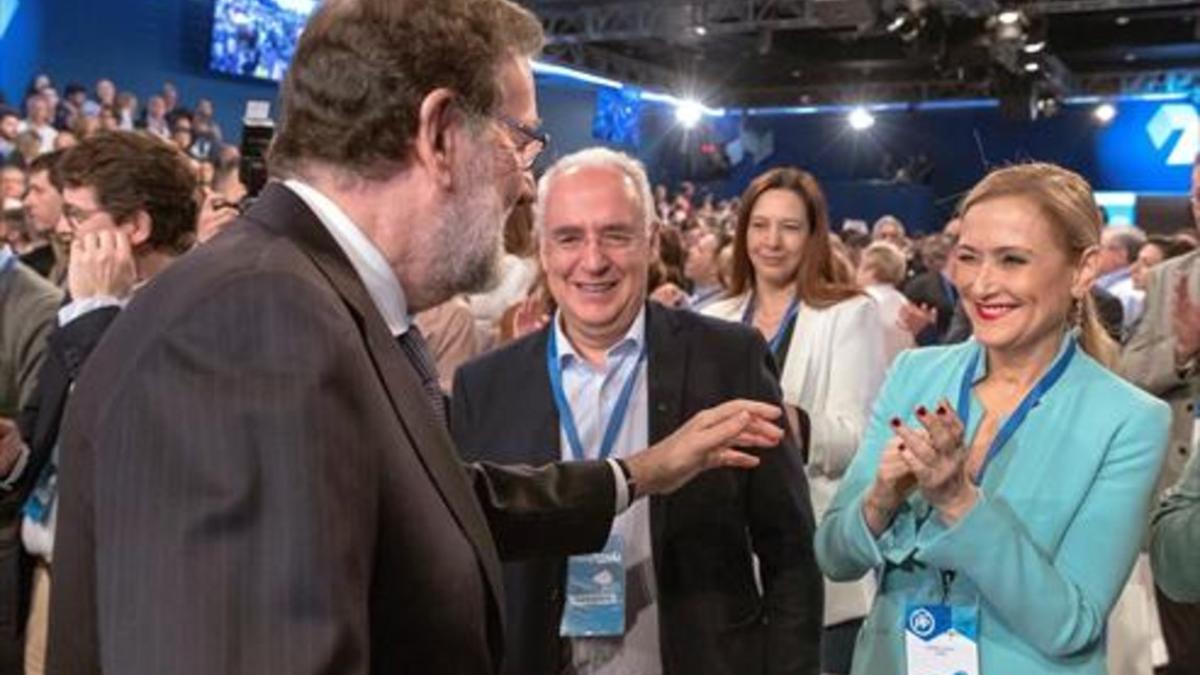 Rajoy saluda a Cifuentes, en la clausura de la convención popular.