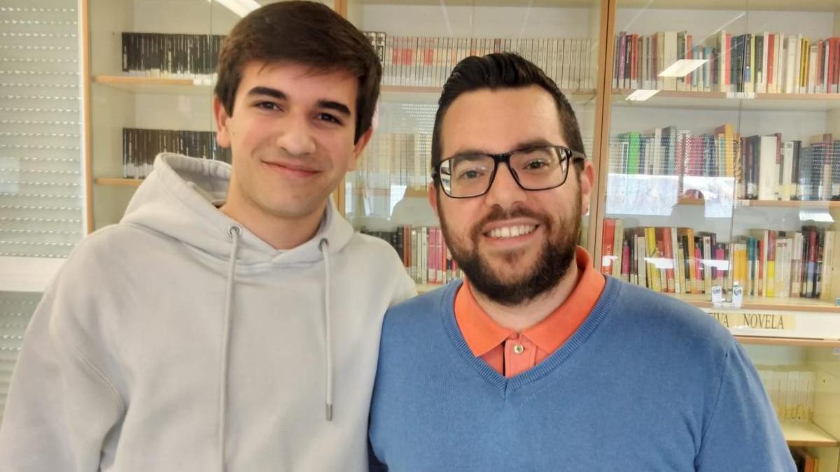 Álvaro Mairlot con su preparador, el profesor de física Alfredo José Martínez Lorenzo.