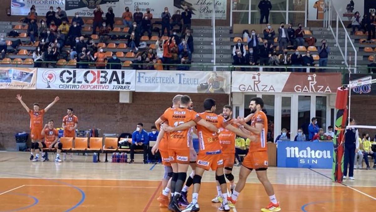 Los jugadores del CV Teruel celebran un punto.