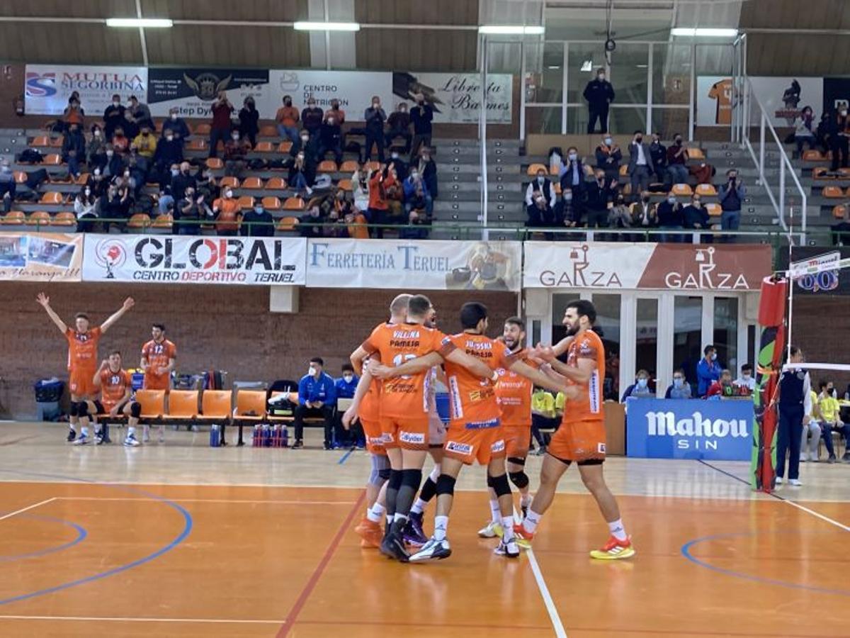 Los jugadores del CV Teruel celebran un punto.