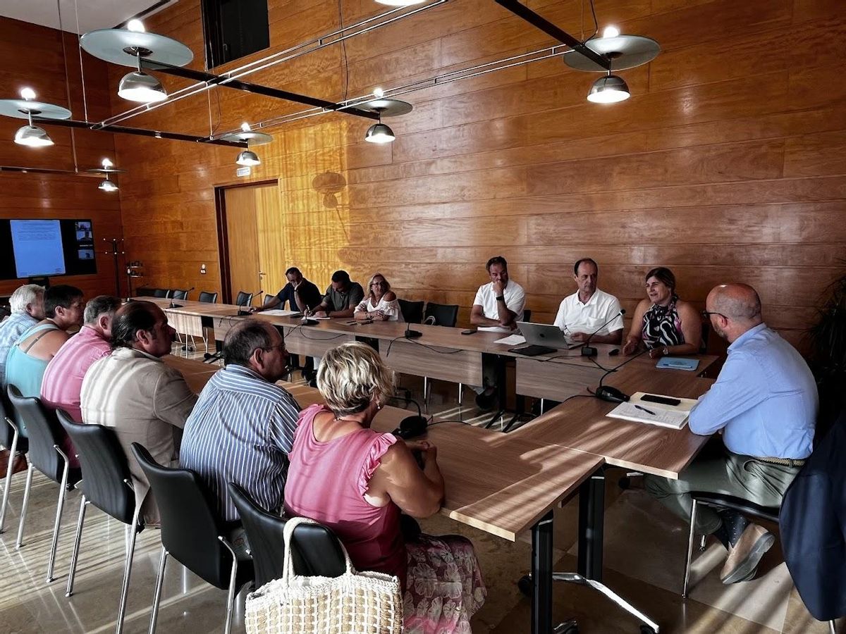 El concejal de Movilidad, José Francisco Muñoz, en la reunión con los presidentes de las juntas vecinales, y técnicos municipales.