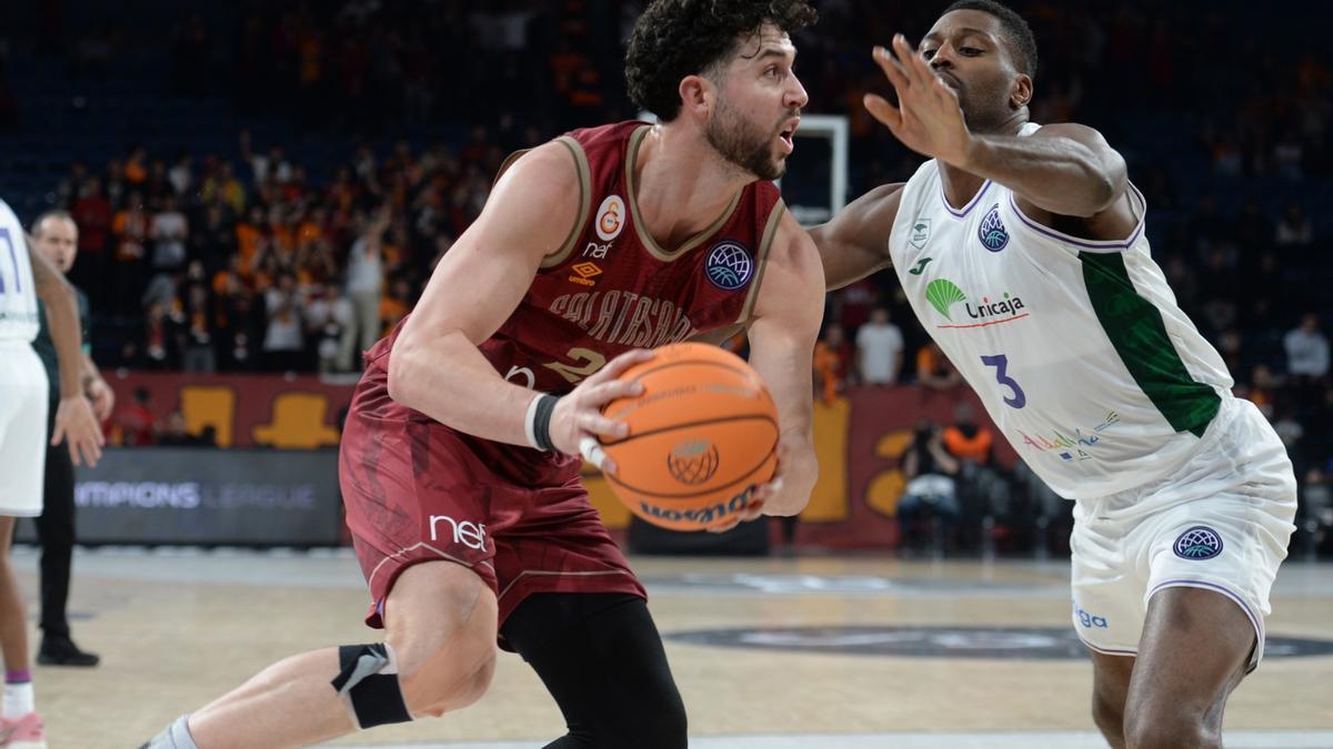 Melvin Ejim, en un lance del partido contra el Galatasaray en Estambul.