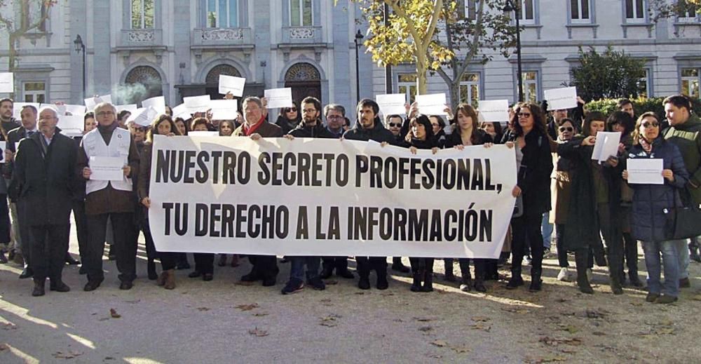 Periodistas se concentran en favor de la libertad de información