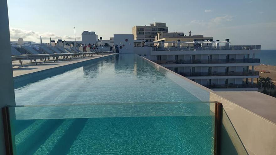 La nueva piscina 'infinity' en la azotea del hotel Bayrén de Gandia