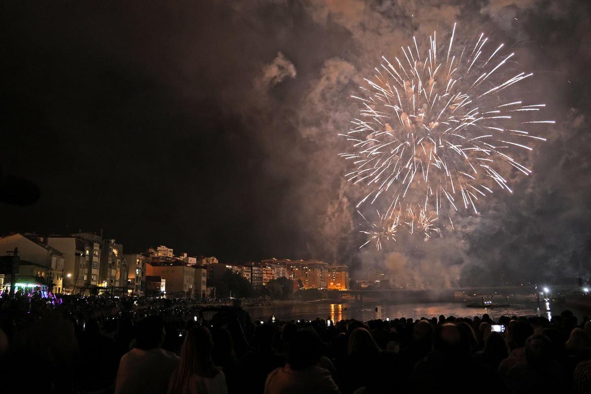 Los fuegos artificiales iluminan las fiestas de Bouzas