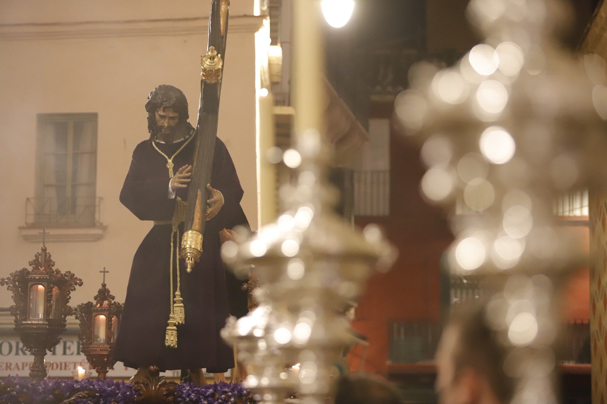 La archicofradía de la Pasión saliendo de la iglesia de San Juan Bautista