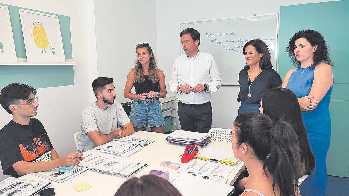 El alcalde, Aurelio Fernández, y la edil de Educación, Miriam Ortiz, visitaron ayer las instalaciones de la academia.