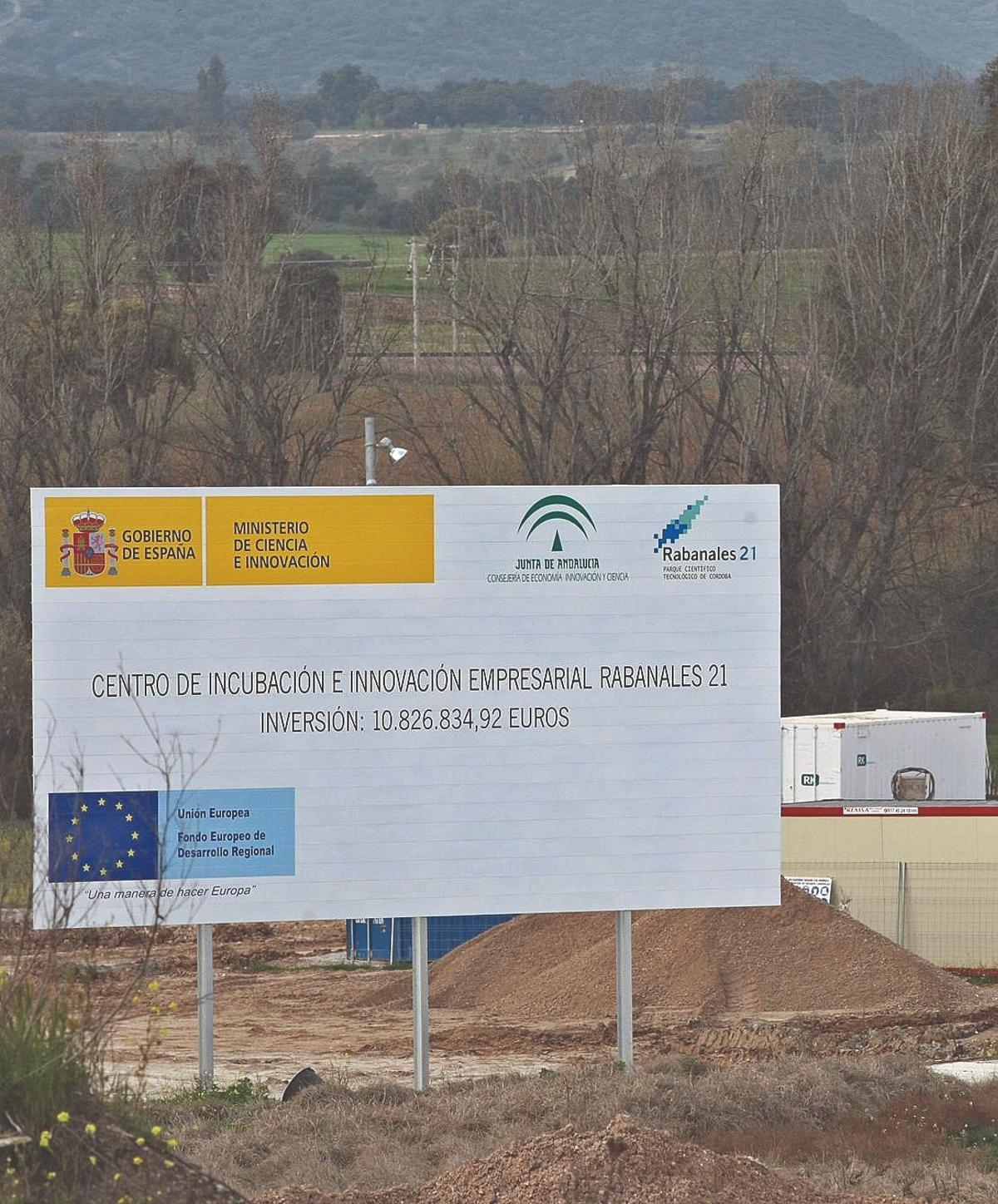 Cartel indicador de los trabajos del Centro de Incubación e Innovación Empresarial (2011), actual edificio Aldebarán.