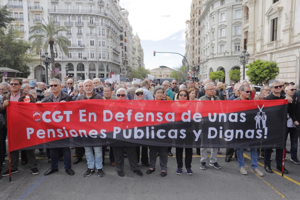 Protesta de pensionistas en la plaza del Ayuntamiento de València