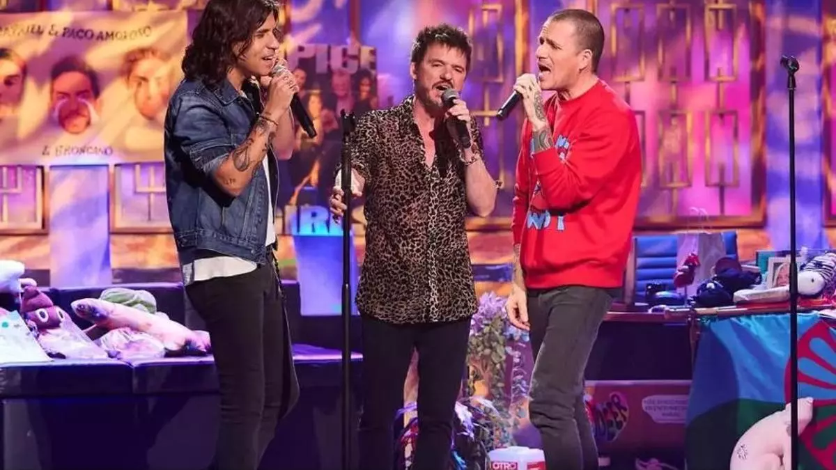 Dani Martín sorprende entre el púbico de ‘La Revuelta’ y sube al escenario a cantar con Coque Malla y Rulo
