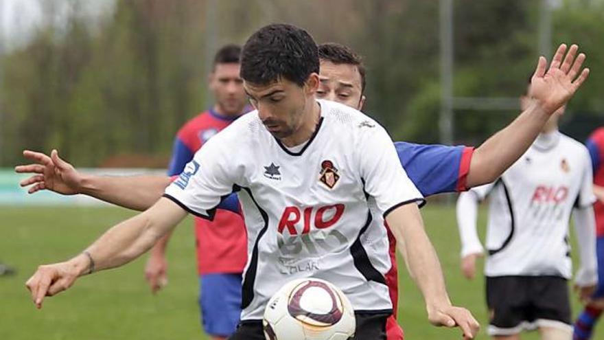 El caudalista Nacho Calvillo controla el balón ante la presión de Gonzalo, del Ceares.